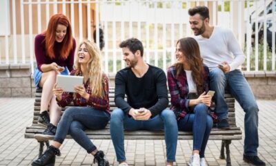 Körpersprache der Beine III: Sitzpositionen